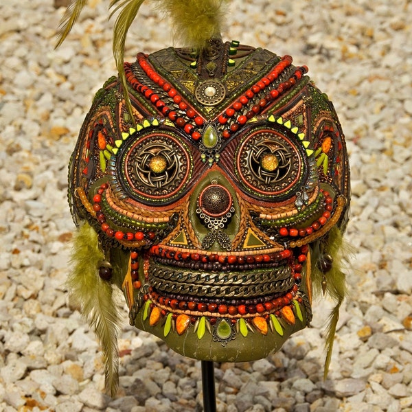 mixed media mozaïek schedel met tegel, kralen, leer, kettingen en gevonden voorwerpen