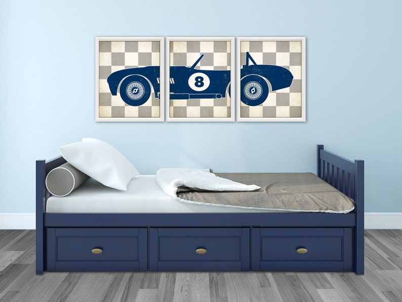 Peut inclure: Un ensemble de trois tableaux muraux bleu et blanc repr&eacute;sentant une voiture de course vintage sur un fond &agrave; damier. La voiture porte le num&eacute;ro "8" sur le c&ocirc;t&eacute;.