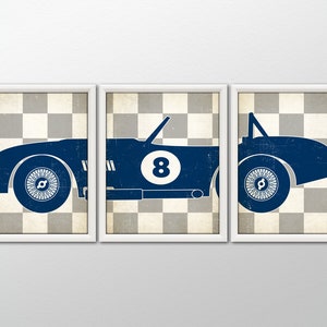 Peut inclure: Un ensemble de trois impressions bleues et blanches repr&eacute;sentant une voiture de course vintage sur un fond &agrave; damier. La voiture porte le num&eacute;ro "8" sur le c&ocirc;t&eacute;.