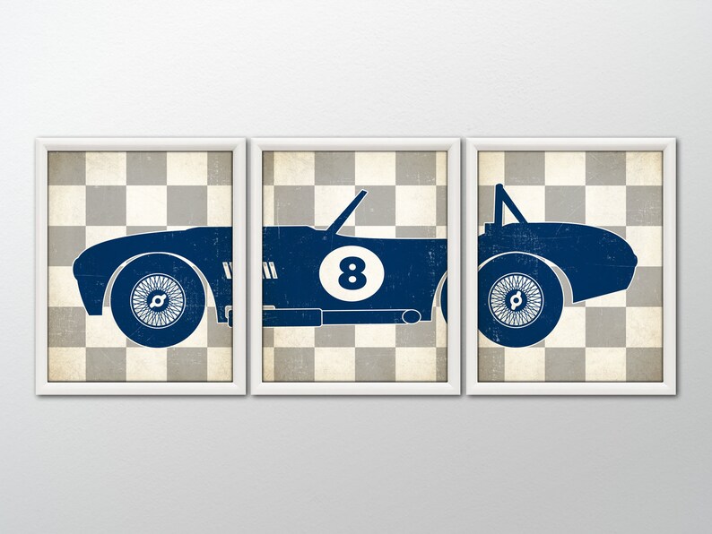 Peut inclure: Un ensemble de trois impressions bleues et blanches repr&eacute;sentant une voiture de course vintage sur un fond &agrave; damier. La voiture porte le num&eacute;ro "8" sur le c&ocirc;t&eacute;.