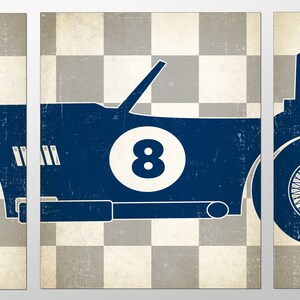 Peut inclure: Une voiture de course vintage bleue avec un num&eacute;ro 8 blanc sur le c&ocirc;t&eacute;, sur un fond &agrave; damier.