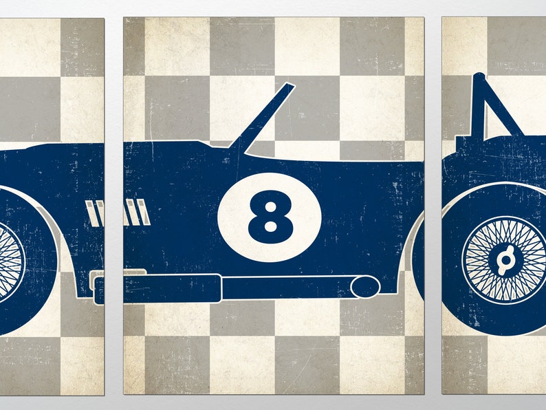 Peut inclure: Une voiture de course vintage bleue avec un num&eacute;ro 8 blanc sur le c&ocirc;t&eacute;, sur un fond &agrave; damier.