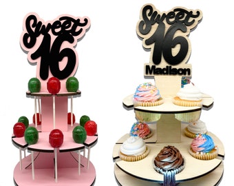 Ensemble de présentoir de table à desserts Sweet 16 Centres de table : support à cupcakes, support à sucettes et support à cake pops | Support en bois découpé au laser avec nom personnalisé