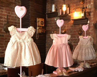 Centre de table suspendu pour bébé | Porte-robe pour baby shower, porte-robe pour poupée, porte-vêtements pour enfants