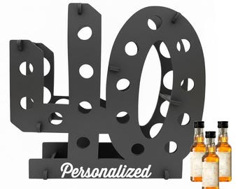 Puede incluir: Un soporte de exhibición de madera gris oscuro mate con forma de número 40, que presenta múltiples recortes circulares para sostener botellas pequeñas. La base del soporte muestra la palabra Personalized en letra cursiva blanca. Se incluyen tres botellas de vidrio ámbar.