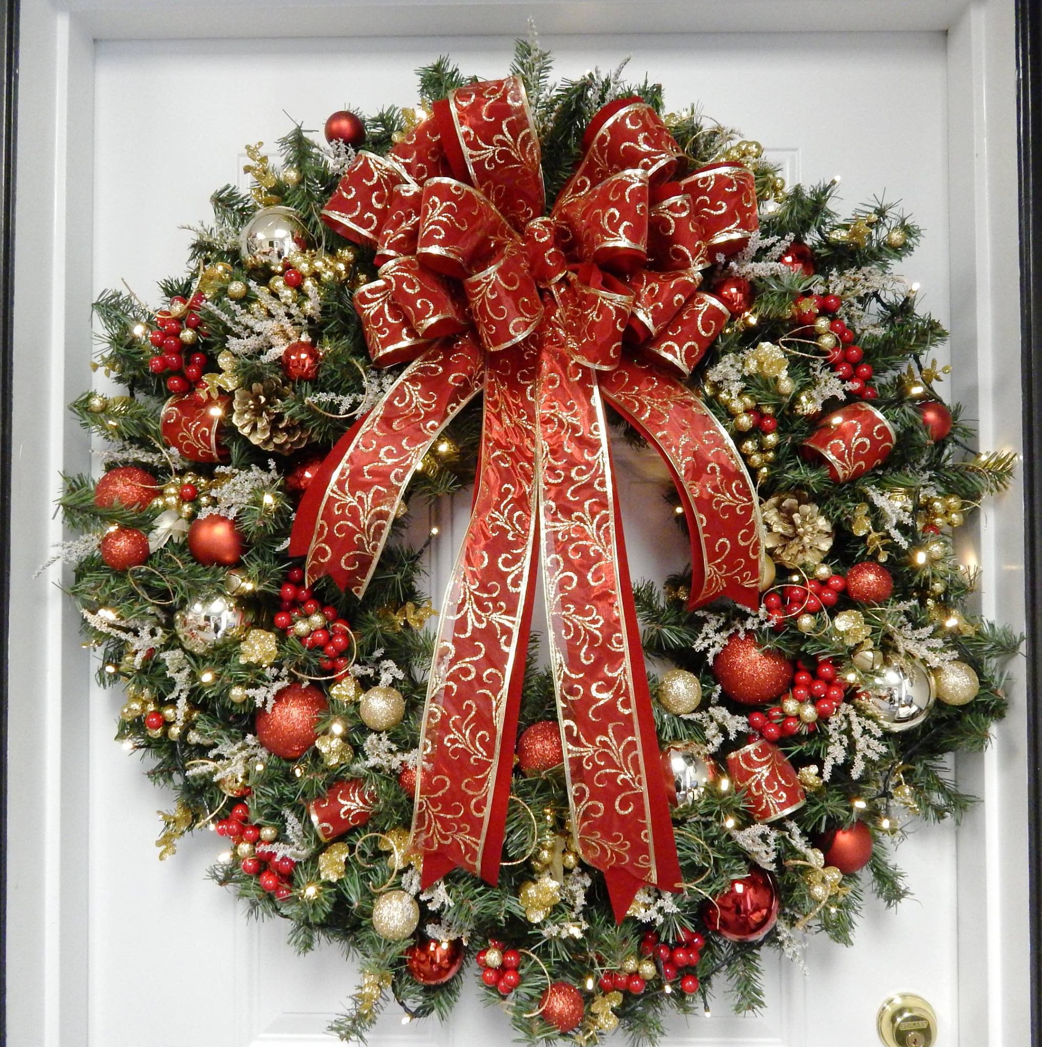 Pre lit christmas on sale wreaths battery operated
