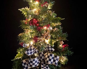 24-Zoll beleuchteter Weihnachtsbaum, Designer Ribbon Bow, Tannenzapfen, Holly, LED-Timer beleuchtet