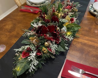 Centralny element świąteczny w kolorze czerwonego wina z magnolią, z oświetleniem LED i timerem