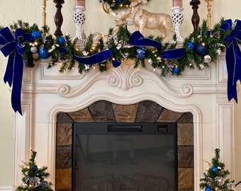 Conjunto de 4 piezas: corona navideña de terciopelo azul, guirnalda y 2 topiarios. Inalámbrico, con luces incorporadas y decorado.