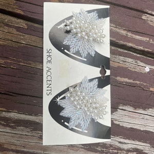 Super Cute Pearl Berry and Leaf Large Shoe Clips Bild 1