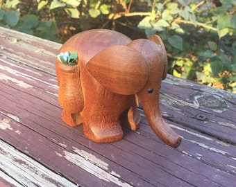 Darling Small Wood Carved Vintage Elephant Figurine Carrying Baskets Of Flowers