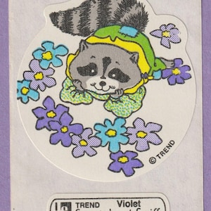 Adesivo vintage grande RACCOON Trend Scratch & Sniff VIOLA