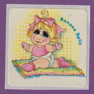 Vintage Muppet Babys MISS PIGGY Scratch & Sniff Aufkleber BANANE