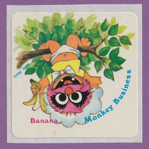 Vintage Muppet Babys TIER Scratch & Sniff Sticker BANANE