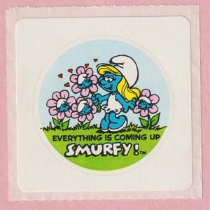 Naklejka Vintage Smerfetka z kwiatami Wszystko nadchodzi Smerfetko!