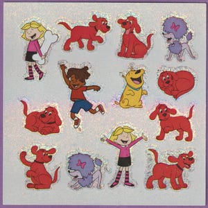 Pode incluir: Uma folha de autocolantes coloridos com cães e crianças de desenhos animados. Os autocolantes incluem cães vermelhos, um cão amarelo, um poodle roxo e crianças em várias poses. Os autocolantes têm um fundo holográfico e brilhante.