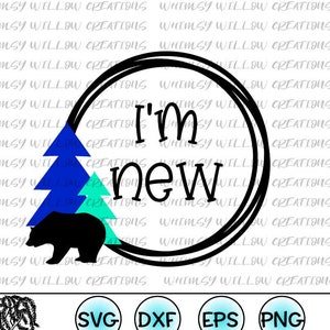 以下が含まれることがあります： 黒と白のグラフィックで、黒い円の中に「I'm new」というテキストが入っています。デザインには、青とターコイズの木と黒いクマのシルエットが含まれています。画像には、SVG、DXF、EPS、PNGのファイルタイプアイコンも含まれています。