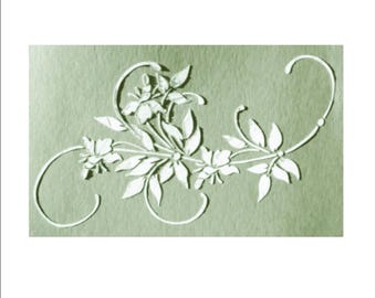 Peut inclure: Un motif floral blanc avec des feuilles et des tiges incurvées est gaufré sur un fond vert pâle. Le motif présente des fleurs et des feuilles détaillées, créant une esthétique délicate et élégante. La composition générale est symétrique et équilibrée.