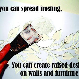 Puede incluir: Una llana aplica una sustancia blanca a una pared, creando un dise&ntilde;o floral en relieve. El texto dice: "&iexcl;Si puedes extender glaseado, puedes crear dise&ntilde;os en relieve en paredes y muebles!" La imagen sugiere un proyecto de decoraci&oacute;n del hogar.