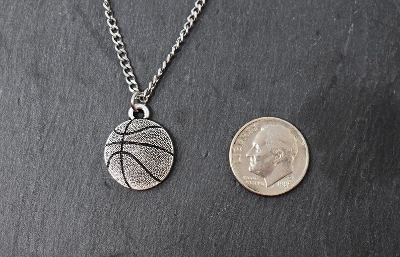 Hand Stamped Personalized Basketball charm in silver toned pewter on a stainless steel curb chain. Boys necklace. afbeelding 5