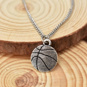 Hand Stamped Personalized Basketball charm in silver toned pewter on a stainless steel curb chain. Boys necklace. afbeelding 2