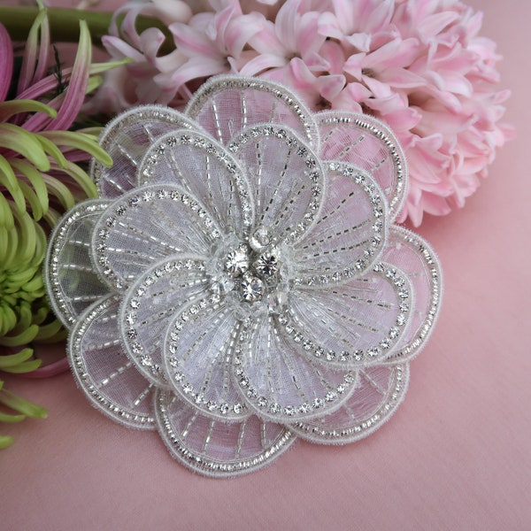 Fleur en tissue avec des cristaux Swarovski,  fleur broche, fleur mariage, fleur cheveux, fleur Swarovski, fleur ceinture