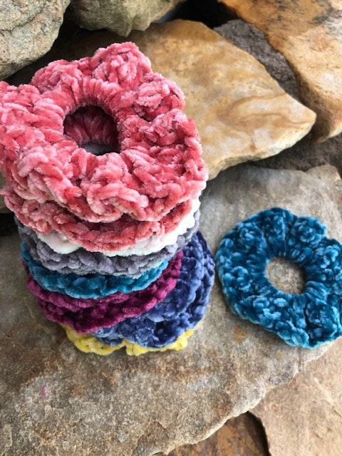 How to crochet Scrunchies in 5 minutes - CJ Design Blog