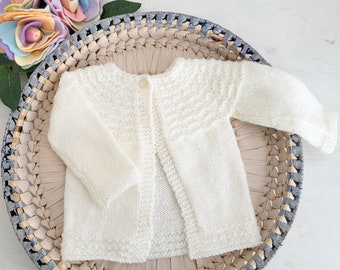 Cardigan crème 0-3 mois pour bébé, pull bébé prêt à envoyer, pull bébé blanc cassé, cadeau de baby shower pour cardigan bébé fille