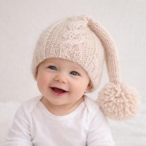 Wzór na czapkę-elfkę Baby Elf Beanie, z pomponami (wzór w formacie PDF)