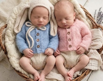 Completo tutina e cappellino a maglia con coniglietto: completo per neonato/a con coniglietto. Regalo per baby shower. Accessorio per servizi fotografici.