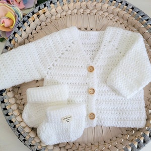 0-3 Monate Baby Geschenkset, weiße häkeln Baby Strickjacke und Booties Outfit, Geschenk für Baby, weißer Baby Pullover, Baby Pullover, Baby-Dusche-Geschenk Bild 1