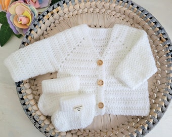 Conjunto de cárdigan y botines de ganchillo blanco de 0 a 3 meses, listo para enviar regalo para bebé, jersey de bebé de punto blanco, suéter de bebé, regalo de baby shower