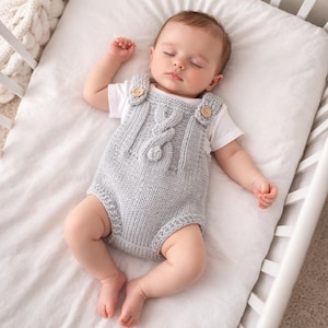 Modello di maglia per tutina da neonato a forma di coniglietto: istruzioni per l'outfit in lana pettinata Aran (0-9 mesi) (modello PDF)