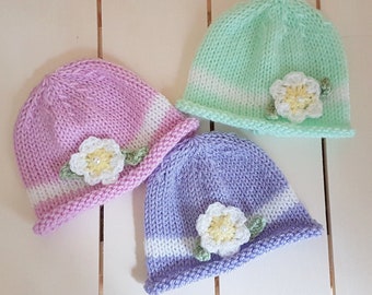 Einfaches Strickmuster für Babymützen, 0–12 Monate Babymütze mit Rollrand und Häkelblume, einfaches Sommermützenmuster für Babymädchen.