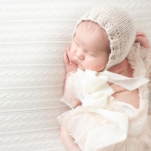 Cappellino per neonato lavorato a maglia fatto a mano: accessorio per foto di neonato beige o bianco