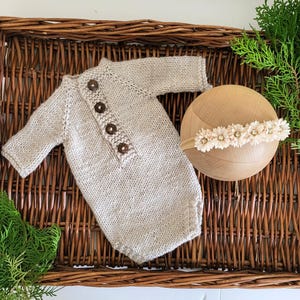Gestrickte Neugeborene Langarm Strampler mit Blumen Haarband: Beige Baby Foto Prop Outfit