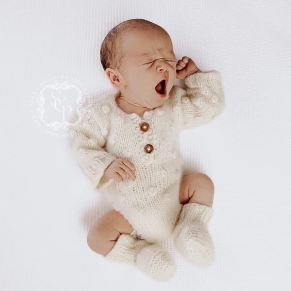 Knitted Newborn Baby Romper with bubble pattern & optional bonnet, Baby bodysuit coming home babyshower gift, Sitter size photo prop outfit