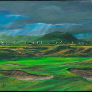 Könnte beinhalten: Ein Gemälde eines Golfplatzes mit einem grünen Fairway, Sandbunkern und einem Hügel in der Ferne. Der Himmel ist bewölkt, mit ein paar Sonnenstrahlen, die durch die Wolken brechen. Der Text "Golf Impressions Plus.com" ist in der oberen rechten Ecke des Gemäldes sichtbar.