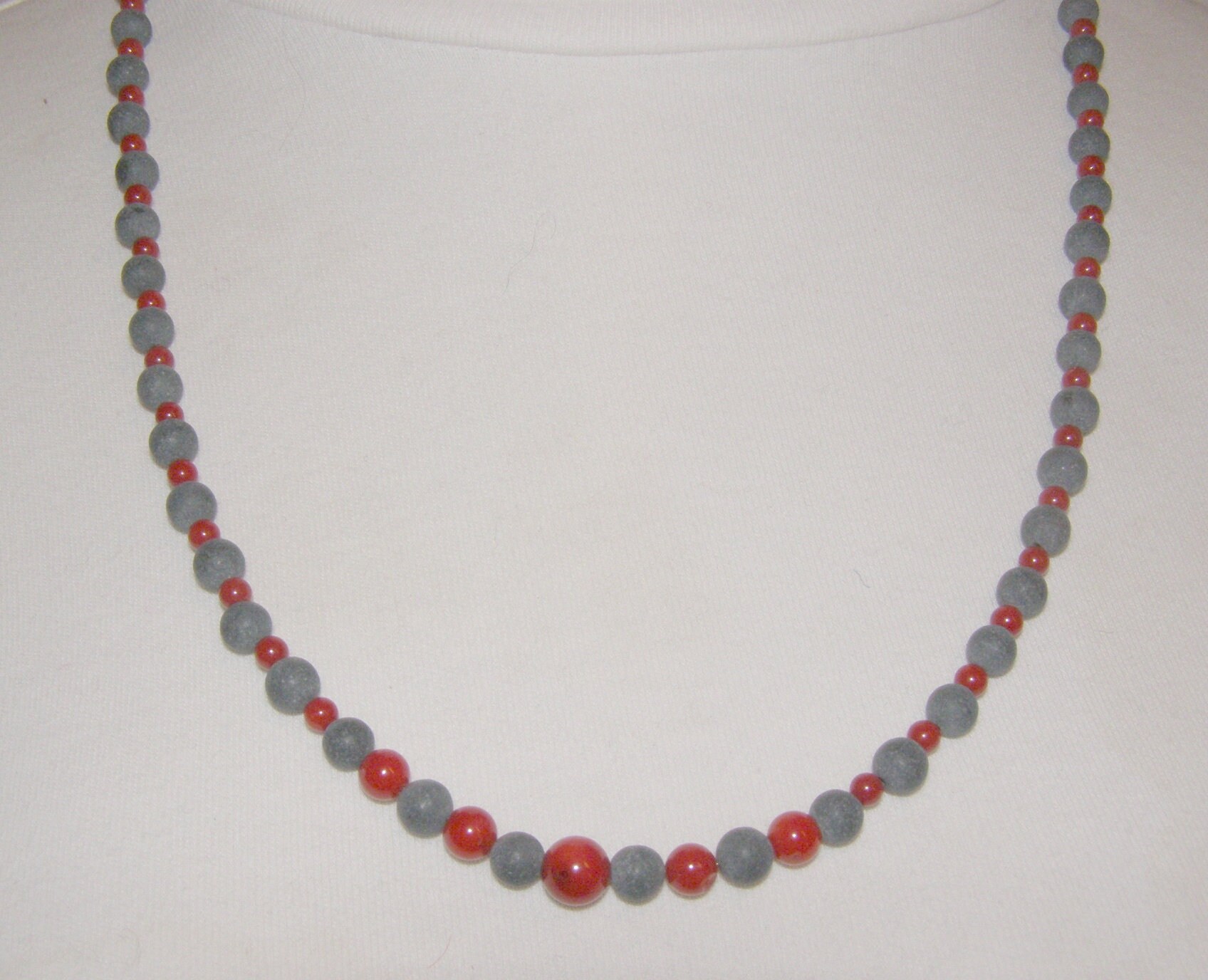 Pearl necklace of coral beads; COLLIER with gold-colored intermediate parts, sponge coral beads and Rock, pearl necklace, necklace,