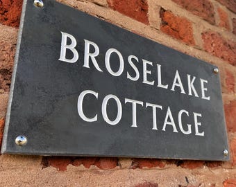 Letrero de pizarra grabado a mano: placa de dirección personalizada, diseño disponible.