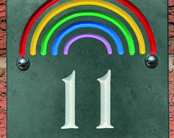 Placa de número de casa de pizarra grabada a mano con arcoíris (150 mm x 150 mm)