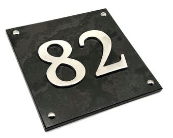 Placa de pizarra moderna de gran tamaño con dígitos cromados