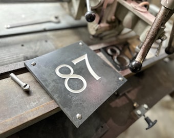 Número de casa grande grabado a mano en pizarra negra - Pizarra negra con corte en V profundo y números blancos