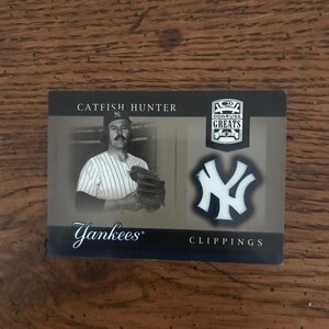 Könnte beinhalten: Baseballkarte mit Catfish Hunter im Streifenuniform, dem Yankees-Logo und dem Text "Yankees Clippings". Die Karte enthält auch das Donruss Greats-Logo.