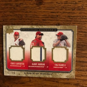 Carta da baseball con materiale usato nella partita 52/99 di Randy Johnson, Chris Carpenter e Cole Hamels (edizione originale) (come in foto) (5845)