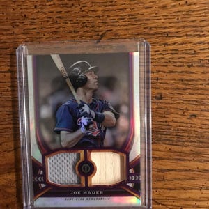 Tarjeta de homenaje a Joe Mauer Topps con doble reliquia (edición original) (como se muestra en la imagen) (5026)