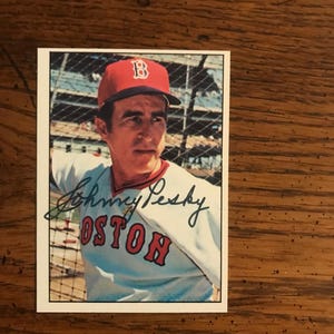Tarjeta de béisbol SSPC autógrafa de Johnny Pesky de 1975 (edición original) (como se muestra en la imagen) (5922)