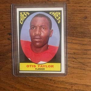 Cartão de futebol Topps de Otis Taylor 1967 (edição original) (conforme ilustrado) (5212)