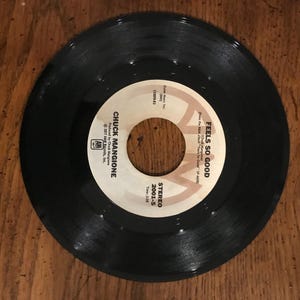 Chuck Mangione 45 Feels So Good free shipping in USA   (Box 2)