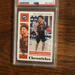 Carte de basket-ball Cade Cunningham Rookie Chronicles PSA 5 (comme sur la photo) (édition originale) (5836)